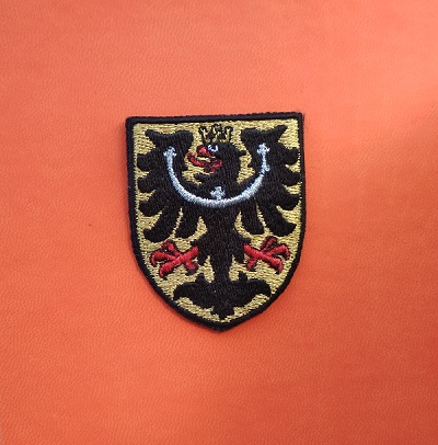 CELOPLOŠNÝ vyšívaný menší slezský znak 4,5x5 cm, kovové nitě zlaté a stříbrné barvy